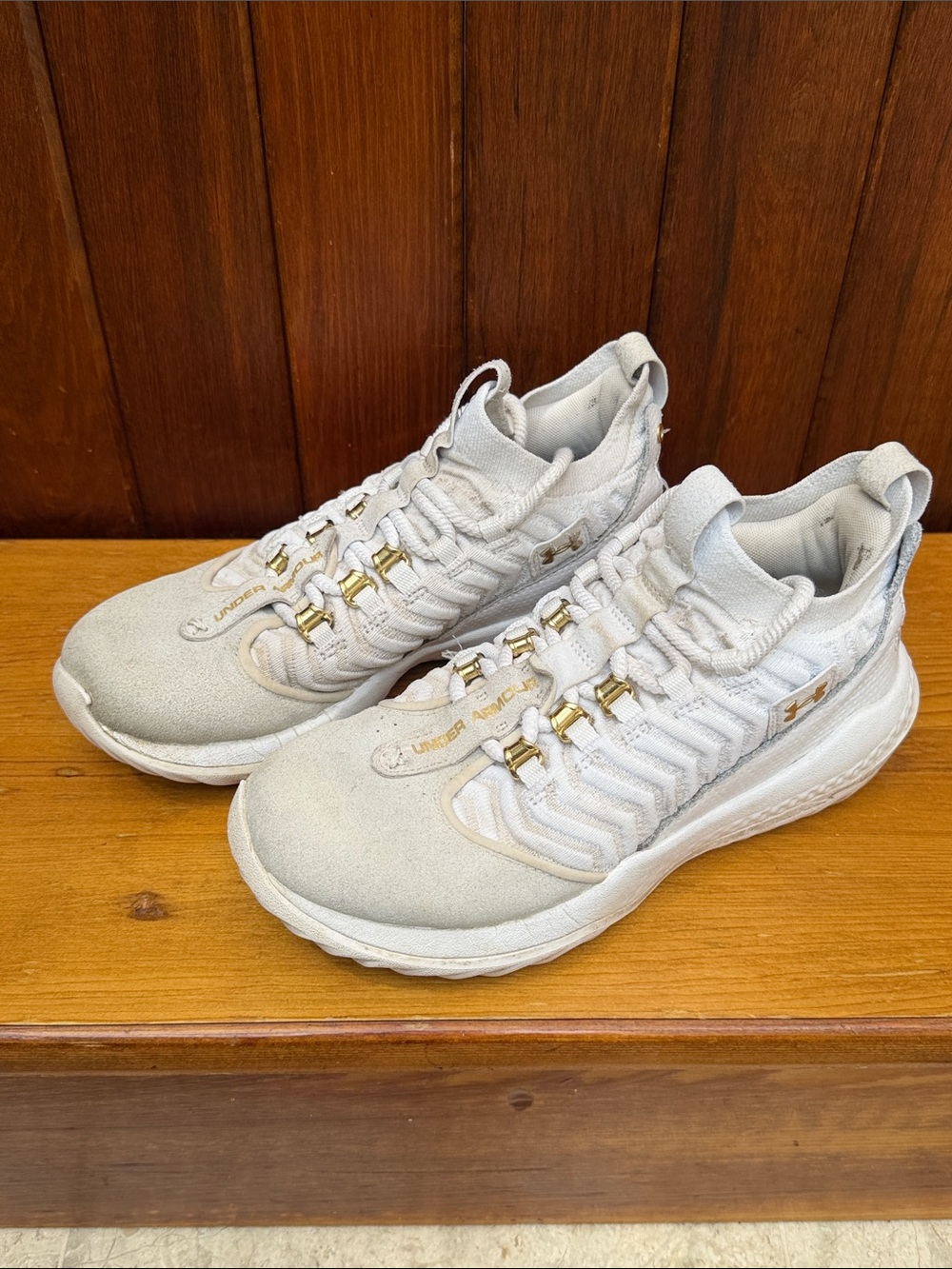 Under Armour Harper Men's White Baseball Turf Cleats with Gold Accents, size 6.5